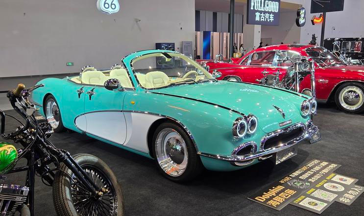 FullGood Motor Dolphin je čtyřdveřová kopie prvního Chevroletu Corvette s plug-in hybridním pohonem.