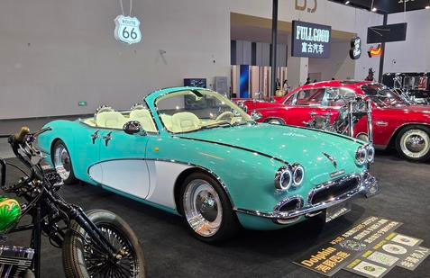 FullGood Motor je bizarní čínská automobilka, která staví na moderní technice karoserie s retrodesignem. Čtyřdveřová „první Corvetta“ se jmenuje Dolphin.