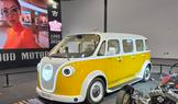 Summer je pro změnu variace na Volkswagen T1. Ovšem se šesti bočními dveřmi a sedmi místy k sezení.