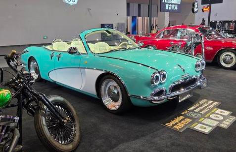 FullGood Motor je bizarní čínská automobilka, která staví na moderní technice karoserie s retrodesignem. Čtyřdveřová „první Corvetta“ se jmenuje Dolphin.