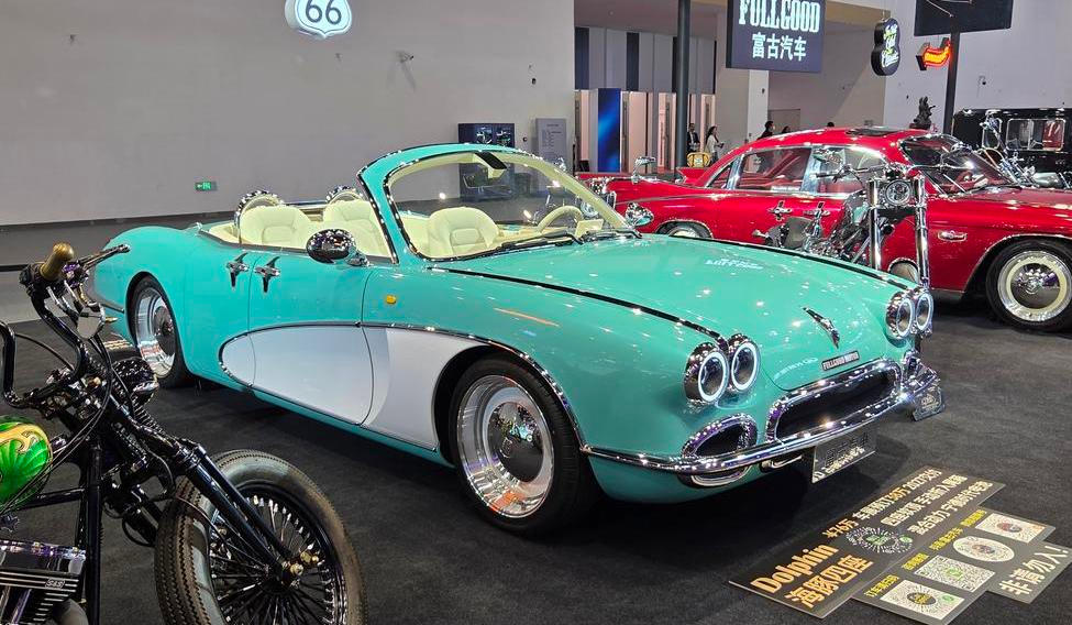 FullGood Motor Dolphin je čtyřdveřová kopie prvního Chevroletu Corvette s plug-in hybridním pohonem.