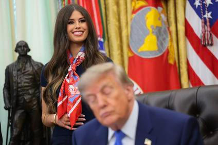 Jayme Leagh Franklinová na snímku s Donaldem Trumpem během podpisu exekutivního příkazu týkajícího se očkování dětí v Oválné pracovně Bílého domu ve Washingtonu.
