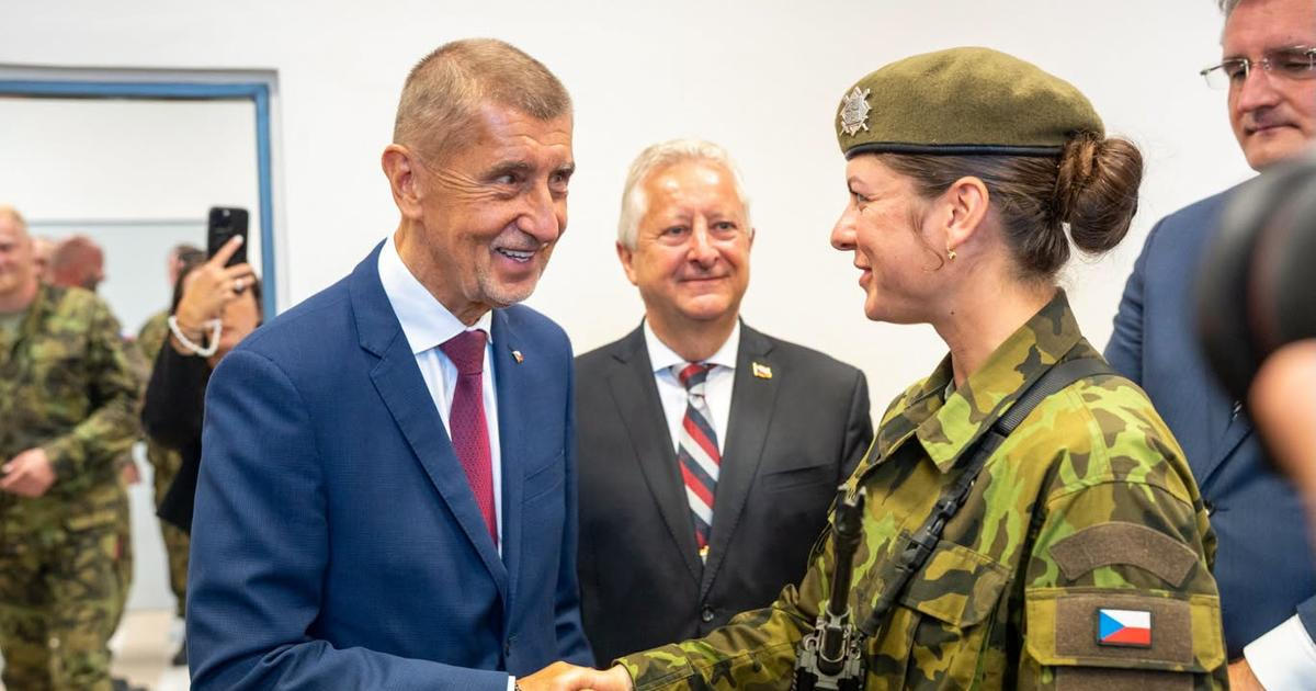 Babiš se chlubí rekordními nábory do armády. S úspěchem je to ale trochu jinak