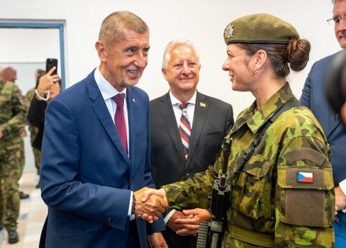 Premiér Andrej Babiš s ministrem obrany Jaromírem Zůnou se ve Vyškově zúčastnili slavnostní přísahy vojáků. 