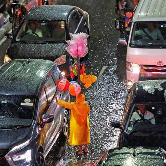 Torrential rain hits in Dhaka