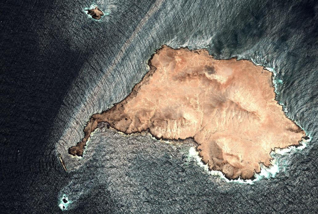Satellite imagery shows damaged vessel Caroline Bezengi and oil slick off the Hallaniyat Islands