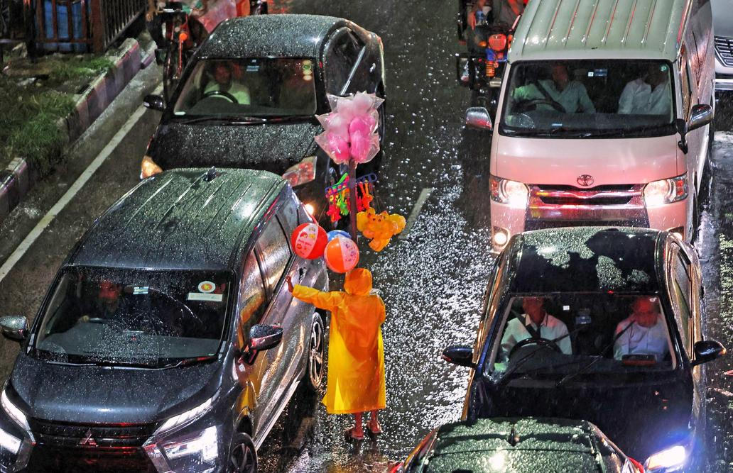 Torrential rain hits in Dhaka