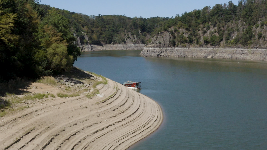 Pod hradem Zvíkov. Tady je Vltava plná sinic, na skalách je patrné, kam dosahuje voda při obvyklém napuštění nádrže. Pod hradem Zvíkov. Tady je Vltava plná sinic, na skalách je patrné, kam dosahuje voda při obvyklém napuštění.