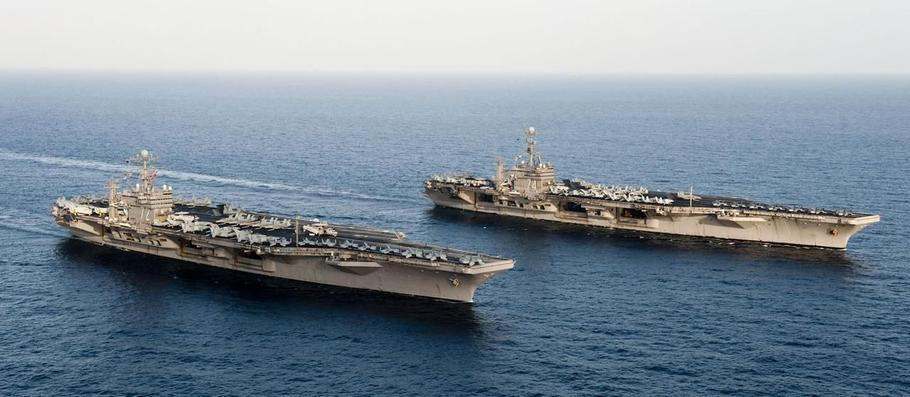 Americká letadlová loď Abraham Lincoln (vlevo) a John C. Stennis (vpravo)