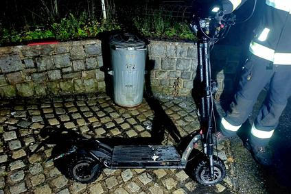Hasiči varují, že požár baterií se může rychle rozšířit.