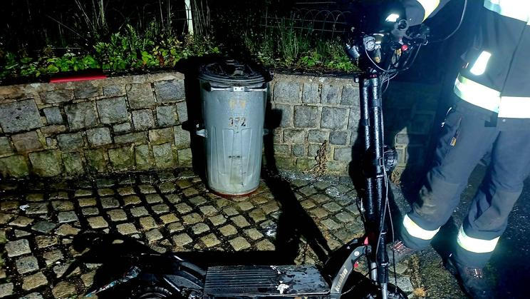 Hasiči varují, že požár baterií se může rychle rozšířit.