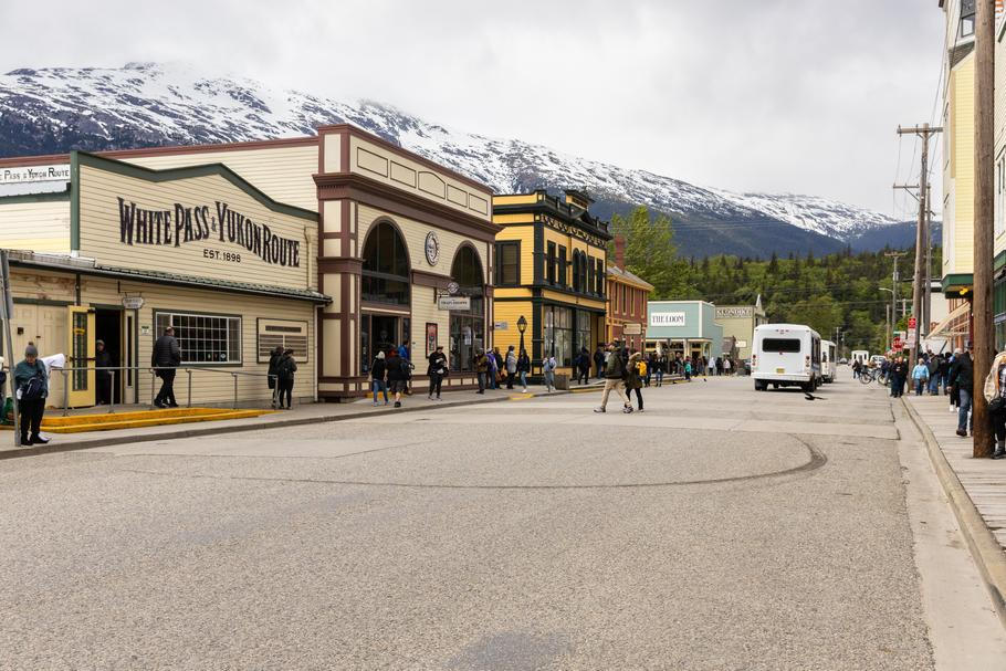 Městečko Skagway láká návštěvníky zachovalou architekturou z dob zlaté horečky i Národním historickým parkem Klondike Gold Rush. Skagway,,Ak,,Usa,-,June,2,,2025:,Skagway,Is,A