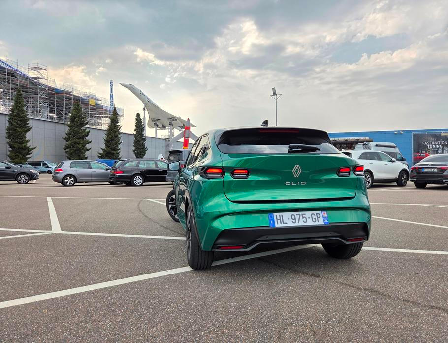 Renault Clio a Concorde, který je k vidění v technickém muzeu v Sinsheimu.