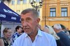 Premiér Andrej Babiš (ANO) dorazil na čas. Téměř okamžitě ho obestoupili příznivci jeho hnutí; Frýdek Místek, 14. 8. 2026.
