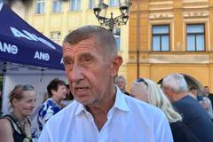 Premiér Andrej Babiš (ANO) dorazil na čas. Téměř okamžitě ho obestoupili příznivci jeho hnutí; Frýdek Místek, 14. 8. 2026.