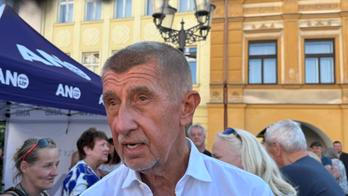 Premiér Andrej Babiš (ANO) dorazil na čas. Téměř okamžitě ho obestoupili příznivci jeho hnutí; Frýdek Místek, 14. 8. 2026.