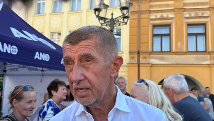 Premiér Andrej Babiš (ANO) dorazil na čas. Téměř okamžitě ho obestoupili příznivci jeho hnutí; Frýdek Místek, 14. 8. 2026.