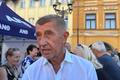 Premiér Andrej Babiš (ANO) dorazil na čas. Téměř okamžitě ho obestoupili příznivci jeho hnutí; Frýdek Místek, 14. 8. 2026.