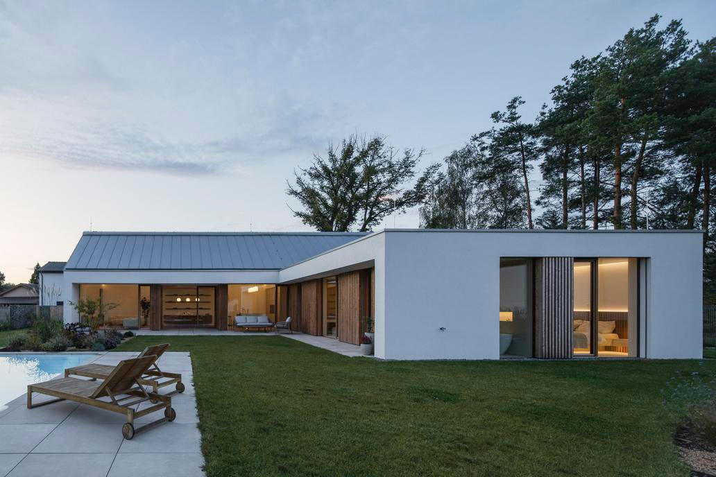 Právě tuto příkladnou symbiózu kontextuální architektury, funkčního layoutu a poctivého řemesla ocenila i odborná porota prestižní soutěže. 