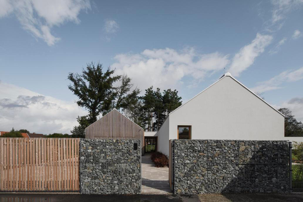 Realizace rodinného domu v Nové Vsi od luni architektů však ukazuje, že to může být také chytré architektonické řešení nesnadného zadání majitelů. 