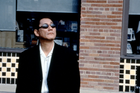 Takeši Kitano začínal jako stand-up komik v jenom z tokijských barů pod uměleckým jménem Beat Takeši. Dnes je známý jako filmový režisér, herec, komik, scénárista, moderátor, spisovatel a také malíř. Na snímku ve filmu Ve spárech yakuzy.