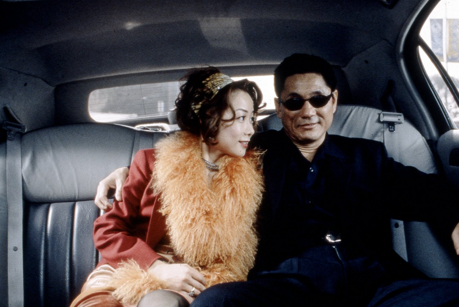 Takeši Kitano ve filmu Ve spárech yakuzy (2000). Krvavý thriller přibližuje příběh bývalého mafiána, jehož rodina byla vyvražděna během kruté války gangů v Tokiu.