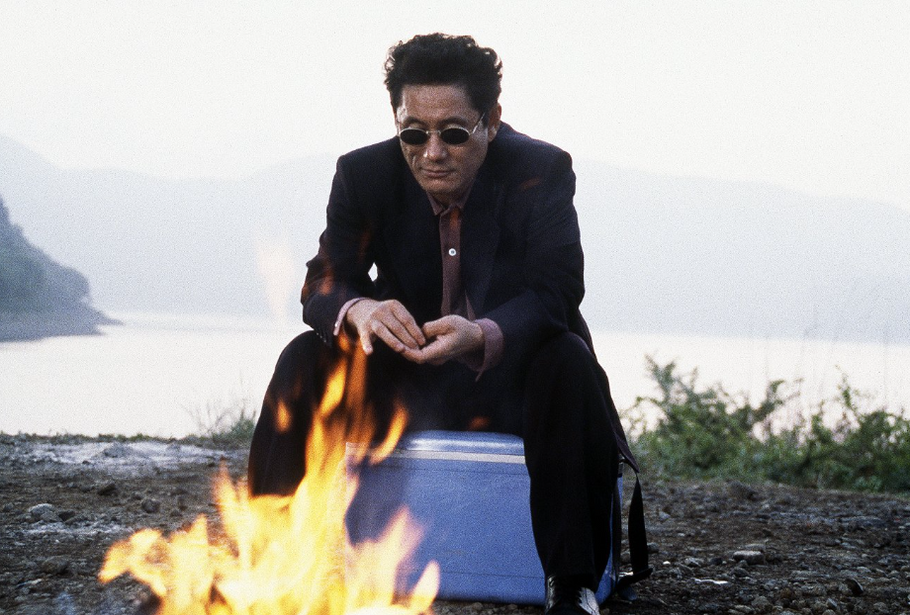 Takeši Kitano v oceňovaném snímku Ohňostroj (1997), k němuž napsal scénář a také ho režíroval. Zcela kitanovský film v sobě spojuje hluboko skryté a cudně prožívané city s bezohlednou brutalitou bývalého policisty, který si svou spravedlnost musí krutě vybojovat.