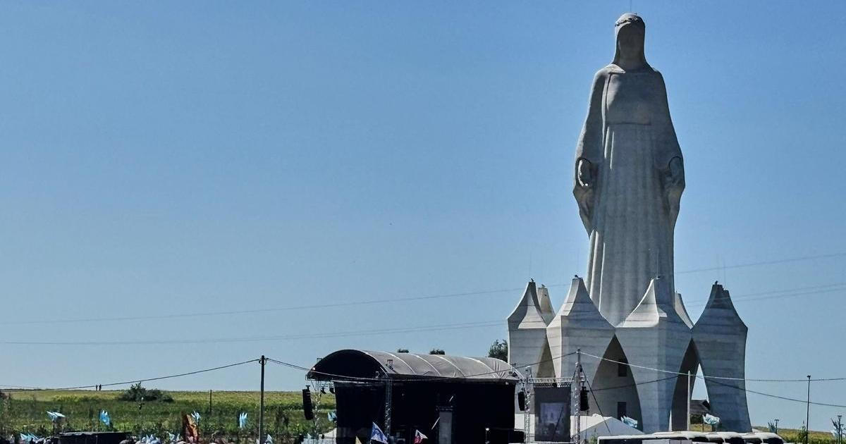 Poláci vysvětili 55,6 metru vysokou sochu Panny Marie, nejvyšší v Evropě