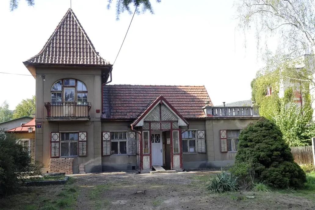 Na domu s věžičkou, dřevěnými okny a velkou zahradou zapracoval zub času, a tak se manželé pustili do oprav.