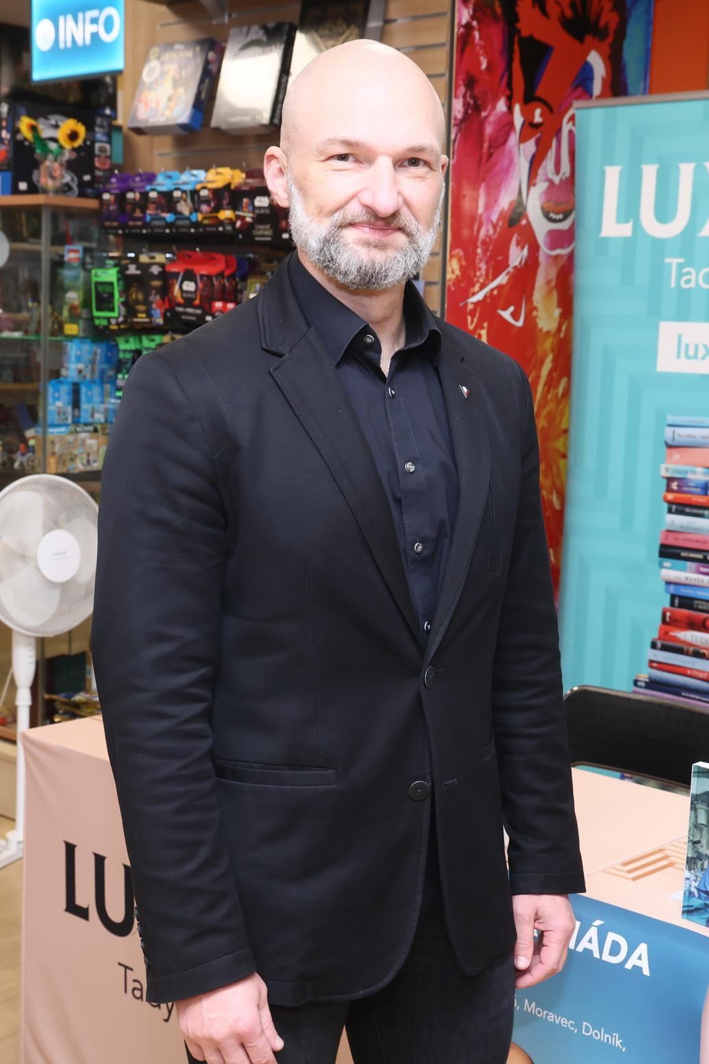 Adam Dolník vyměnil akademickou kariéru za svět únosů, výkupného a extrémního tlaku, v němž se naučil, že někdy je nejtěžší neudělat vůbec nic ukvapeného. Adam Dolník