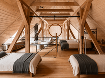 Kámen, staré dřevo a světlo. Obnova Zadního Hrádku staví na jednoduchosti místo okázalých architektonických gest.