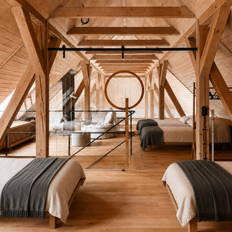 Kámen, staré dřevo a světlo. Obnova Zadního Hrádku staví na jednoduchosti místo okázalých architektonických gest.