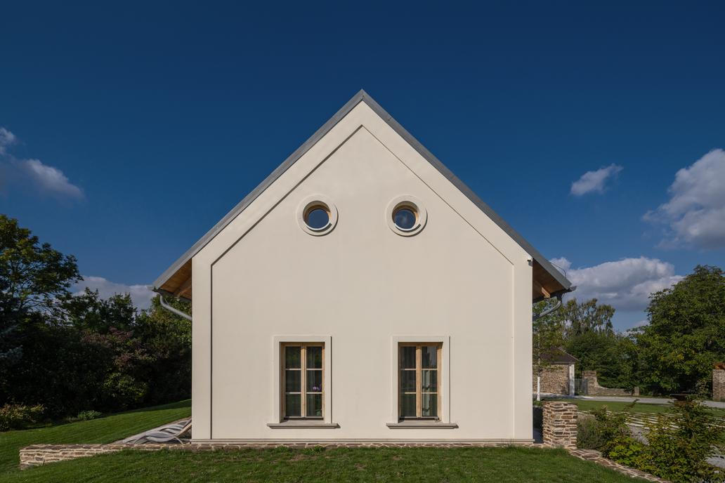 Staré materiály tu nedostaly druhý život náhodou. Právě jejich nedokonalost je podle majitelů součástí charakteru usedlosti.