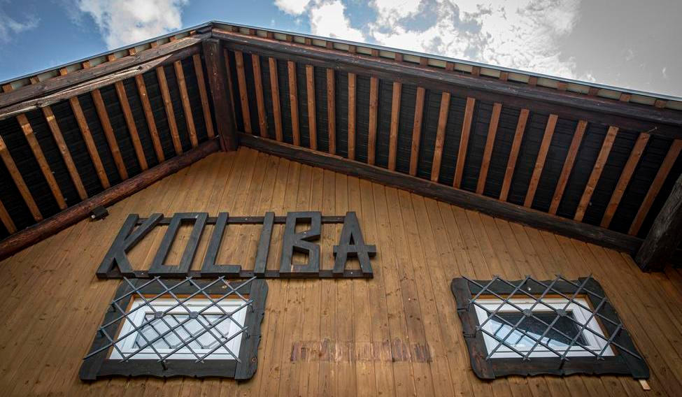 Kolibu v Hoděšovicích-Býšti v roce 1969 nechaly postavit někdejší Restaurace a jídelny.