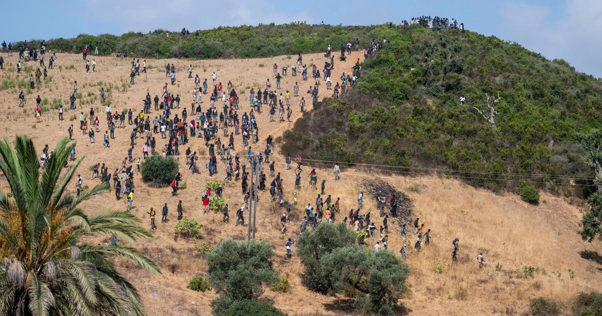 Migranti se opět pokusili proniknout do Ceuty. Policie desítky zadržela, zbytek uprchl