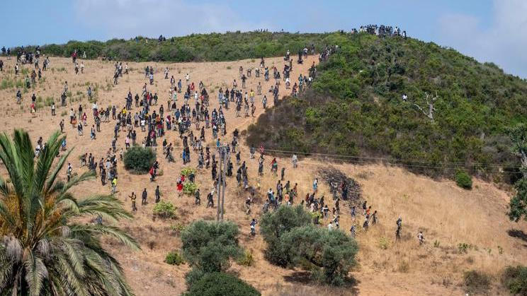 V sobotu se migranti nacházeli na kopci nad Fnidekem několik kilometrů od přechodu. Policie část z nich zatkla, ostatním se podařilo utéct.