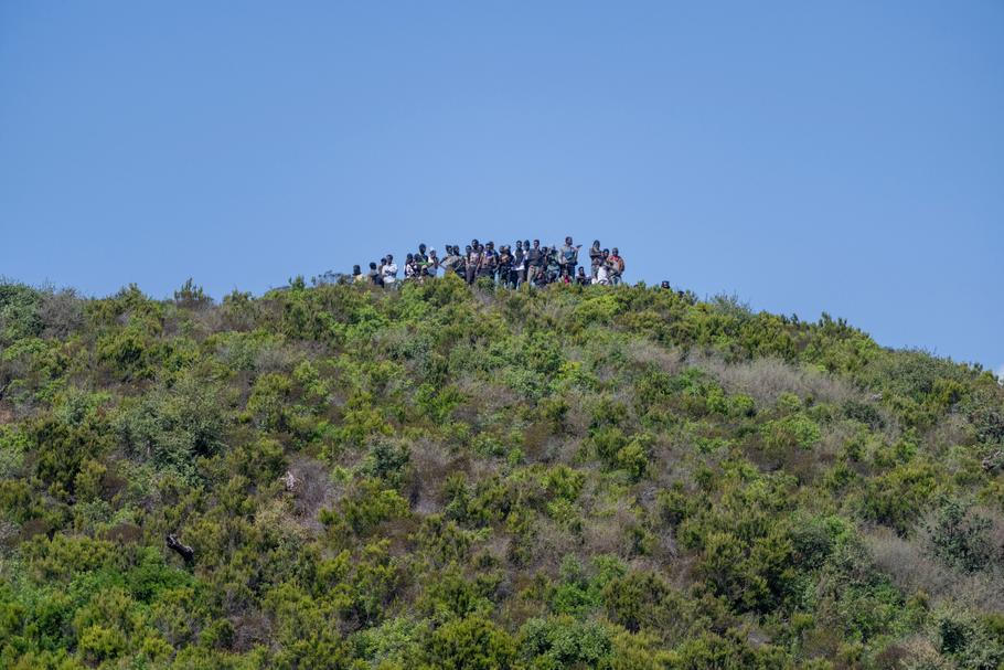Další pohled na migranty u Fnideku.