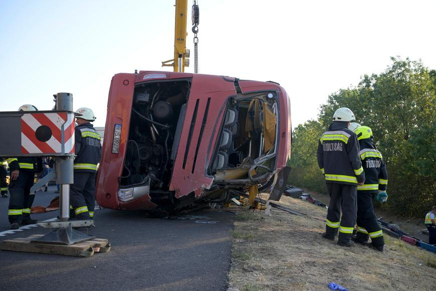 Při nehodě autobusu v Maďarsku zahynulo 12 Poláků. Řidič nejspíš usnul za volantem