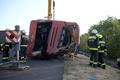 Podle předchozích informací cestovalo v autobuse (na snímku) 57 lidí a dva řidiči.