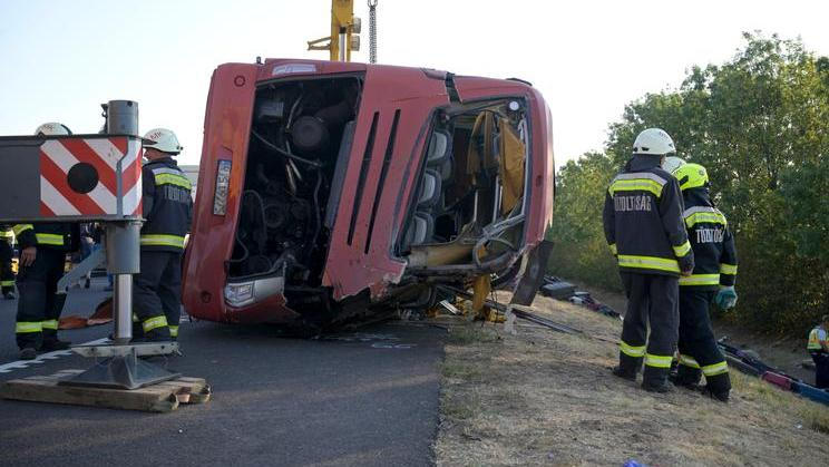 Podle předchozích informací cestovalo v autobuse (na snímku) 57 lidí a dva řidiči.