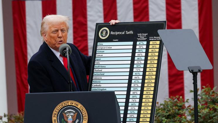 Americký prezident Donald Trump u tabule se cly.