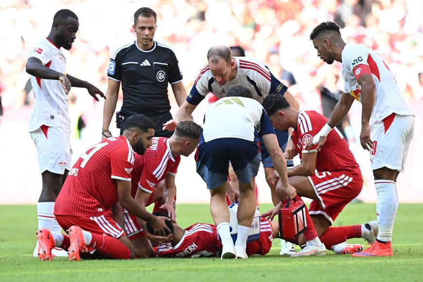 Hvězda Bayernu vyděsila spoluhráče a fanoušky. Ve vedru na hřišti zkolabovala