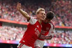 Martin Ödegaard a Kai Havertz slaví gól v anglickém Superpoháru 2026.