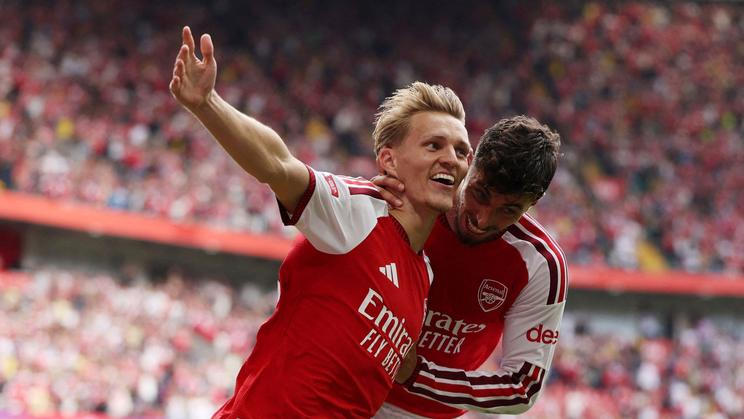 Martin Ödegaard a Kai Havertz slaví gól v anglickém Superpoháru 2026.