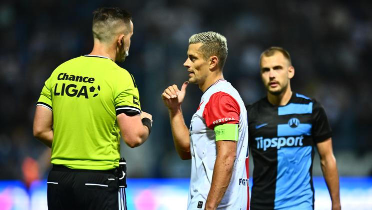 Tomáš Holeš při debatě s rozhodčím Dominikem Starým