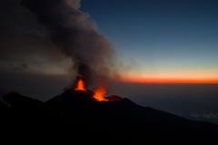 Mount Etna eruption disrupts Sicily air travel as hundreds of flights are cancelled or rerouted