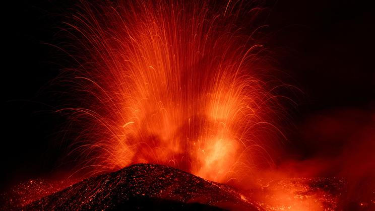 Mount Etna eruption disrupts Sicily air travel as hundreds of flights are cancelled or rerouted