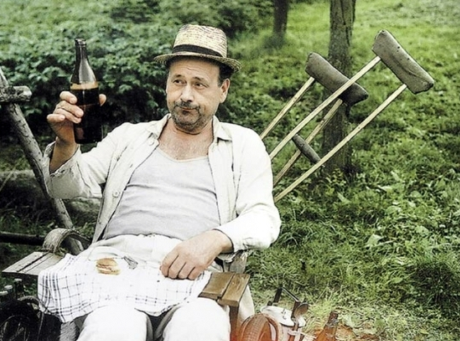 František Řehák v roli invalidního zedníka Lorence v komedii Na samotě u lesa.