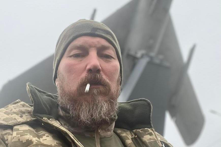 Zatápí Rusům, ti po něm slídí. Na dronového velitele „Maďara“ je vypsaná tučná odměna