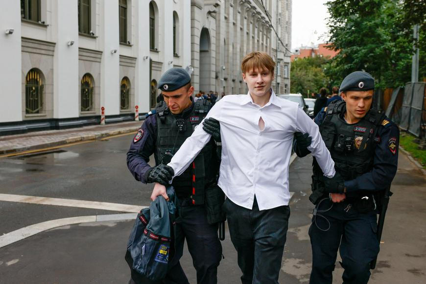 Policie v Moskvě zatýkala. Soud potvrdil, že Putinův rival nesmí do voleb
